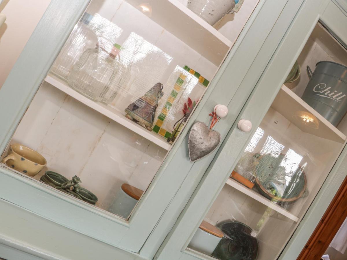 Honeysuckle Cottage Хелстън Екстериор снимка