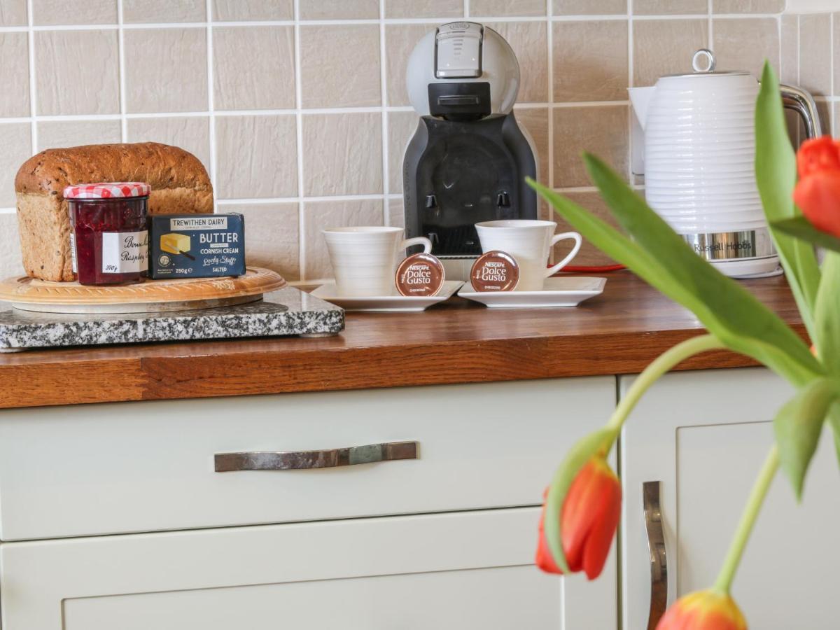 Honeysuckle Cottage Хелстън Екстериор снимка