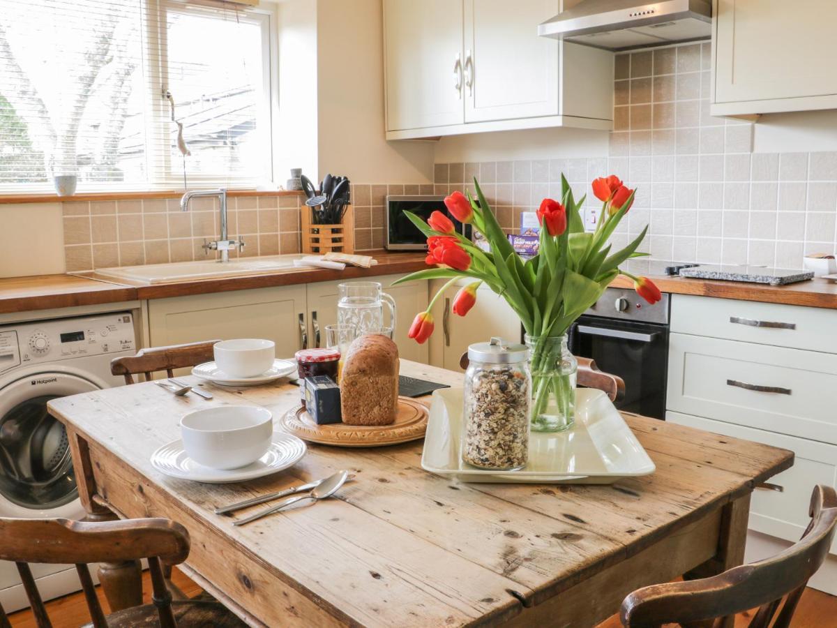 Honeysuckle Cottage Хелстън Екстериор снимка