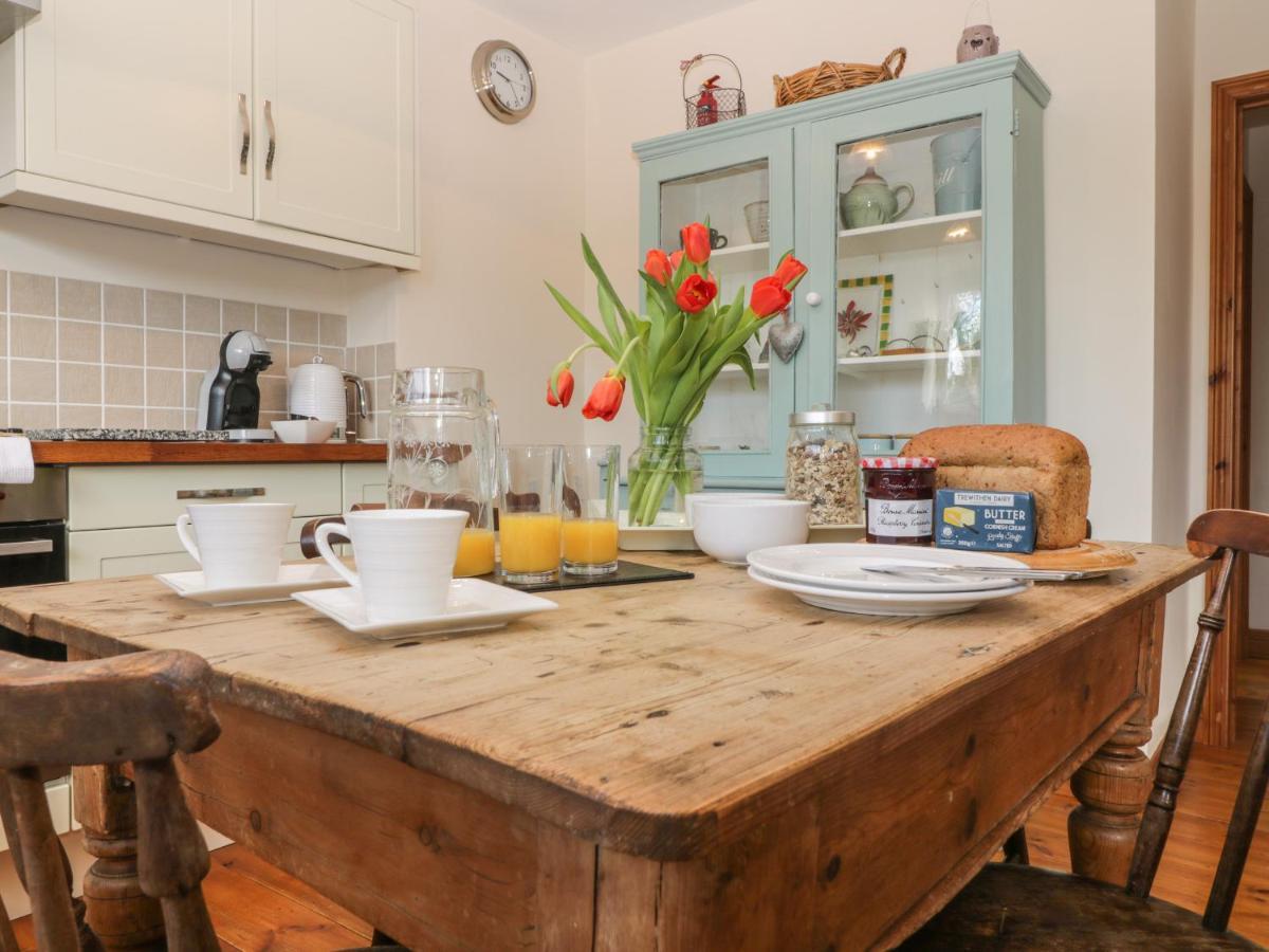 Honeysuckle Cottage Хелстън Екстериор снимка