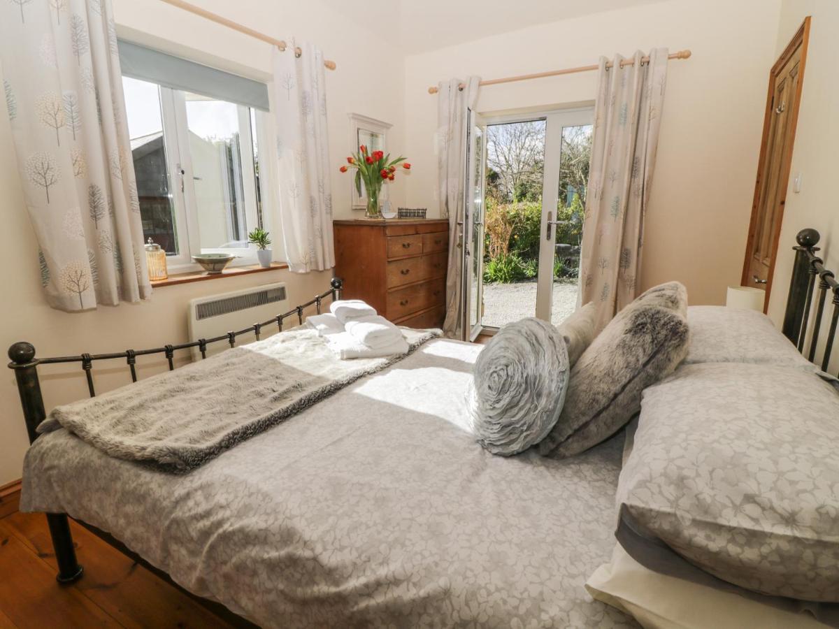 Honeysuckle Cottage Хелстън Екстериор снимка